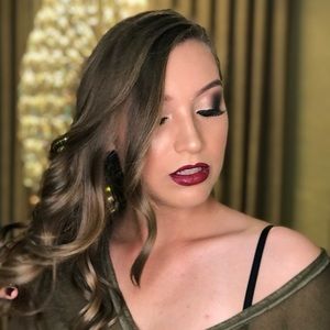 Meet your Posher, Lara